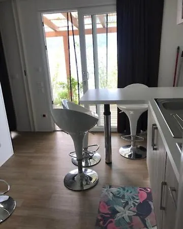 Kemping Eve Lido Di , Front And Center